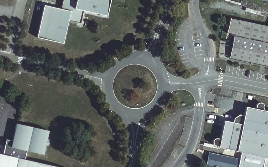 Vue aérienne du Rond-point anonyme n°135732972