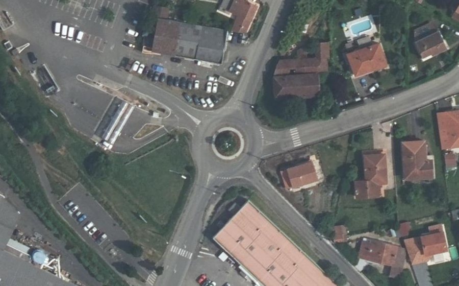 Vue aérienne du Rond-point anonyme n°135762784