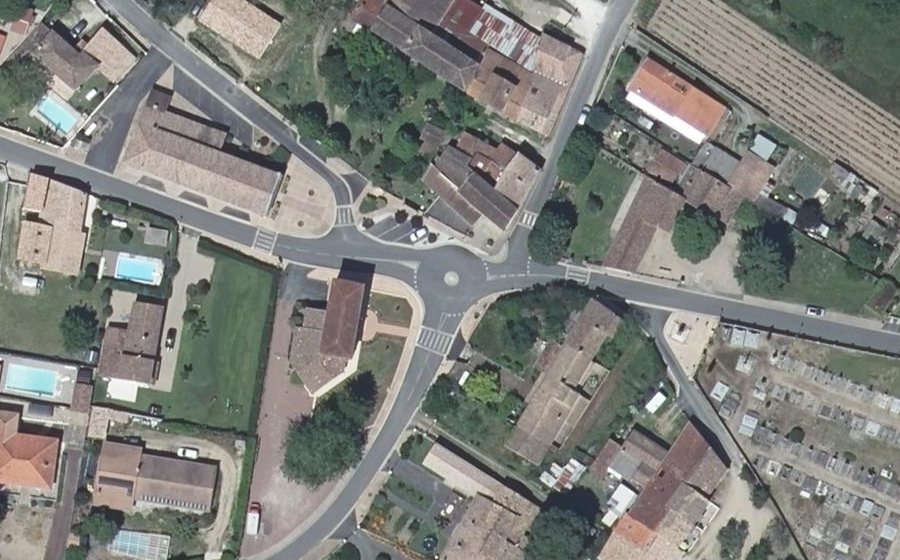 Vue aérienne du Rond-point anonyme n°135855298
