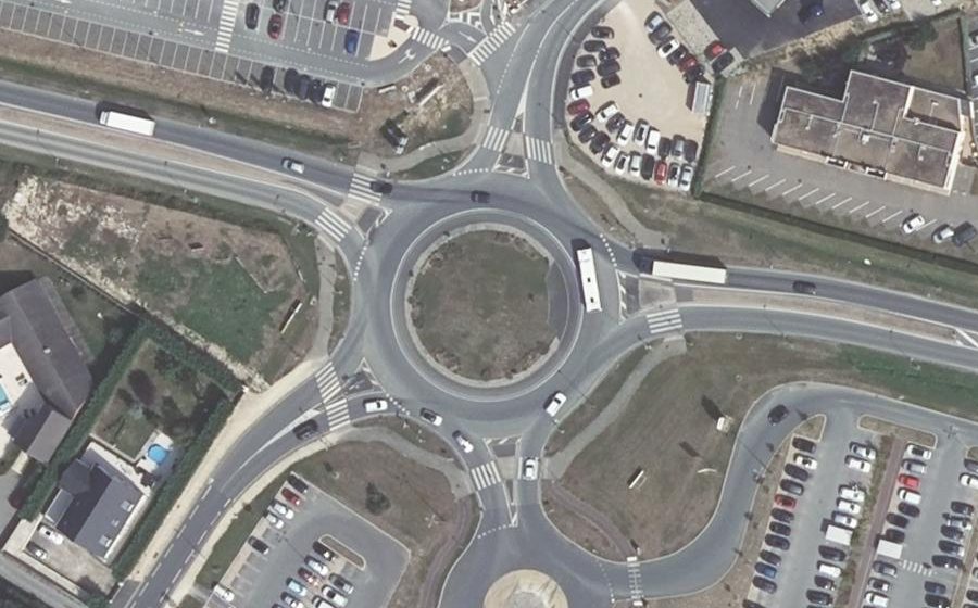 Vue aérienne du Rond-point anonyme n°135870378