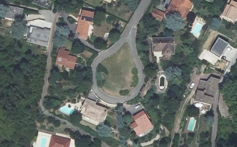 Vue aérienne du Rond-point anonyme n°135877512
