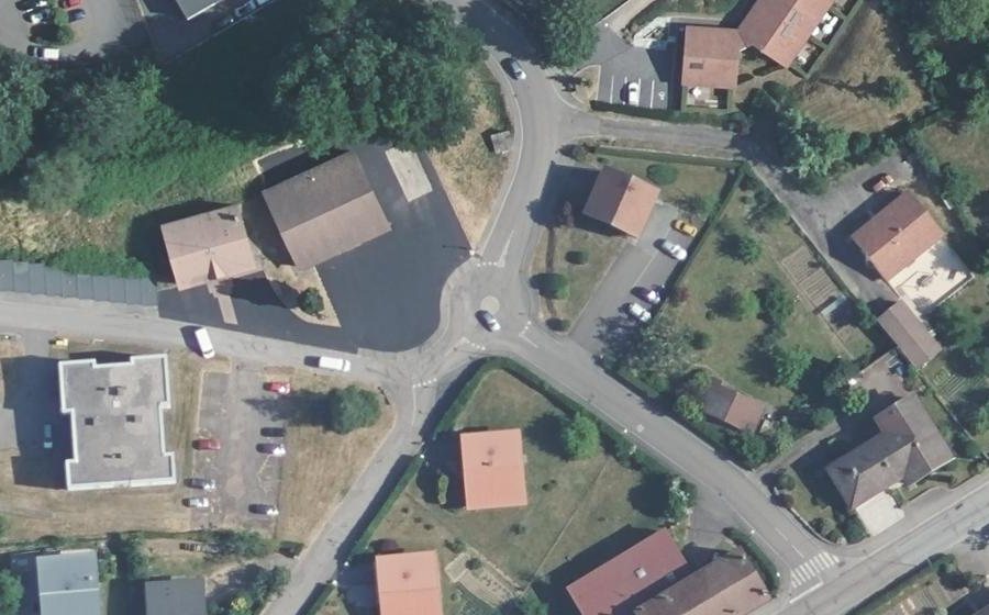 Vue aérienne du Rond-point anonyme n°135922487