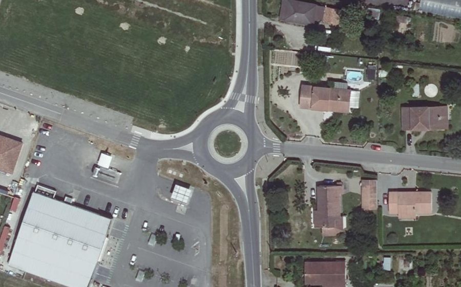 Vue aérienne du Rond-point anonyme n°1359296172