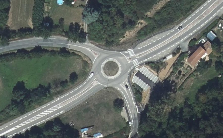 Vue aérienne du Rond-point anonyme n°135954512