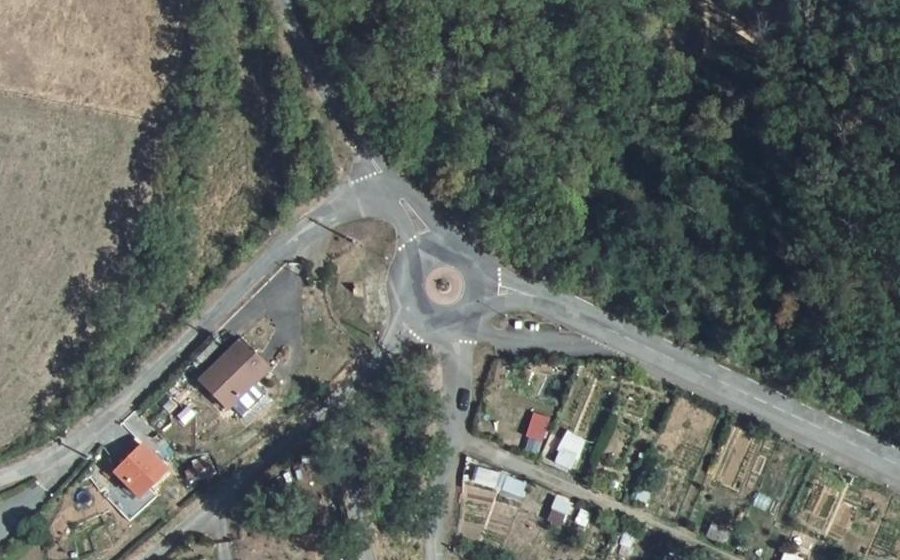 Vue aérienne du Rond-point anonyme n°135955837