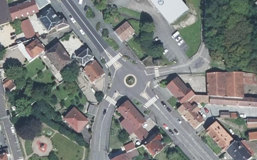 Vue aérienne du Rond-point anonyme n°135966589