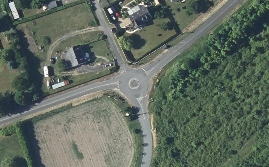 Vue aérienne du Rond-point anonyme n°135971101