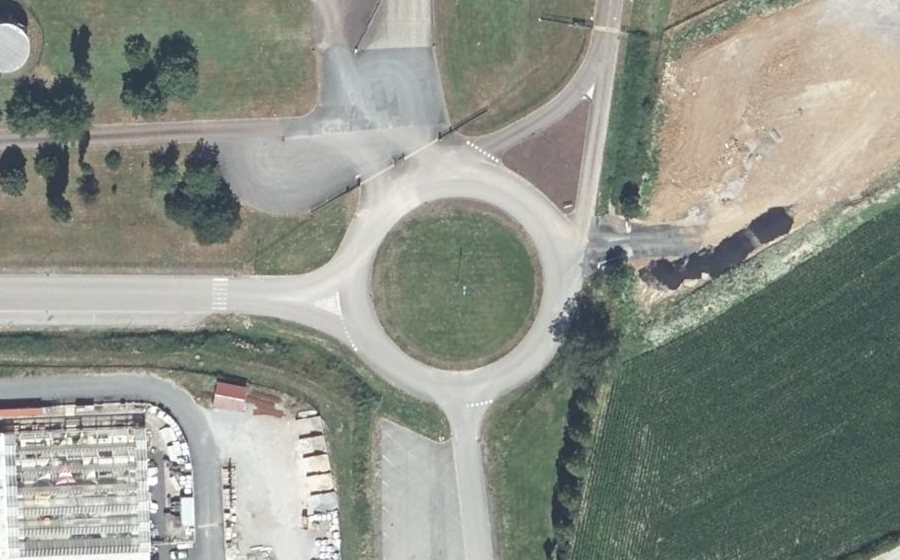 Vue aérienne du Rond-point anonyme n°135976768