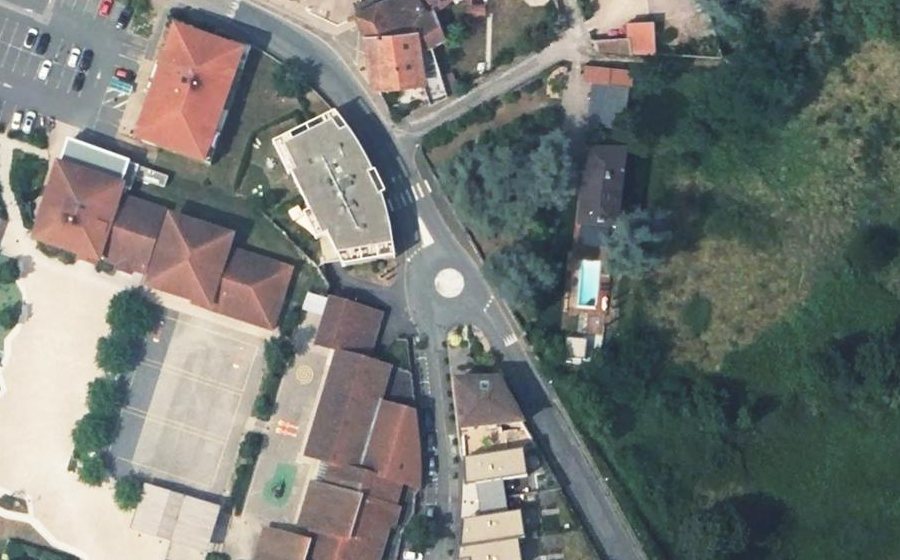 Vue aérienne du Rond-point anonyme n°135977635