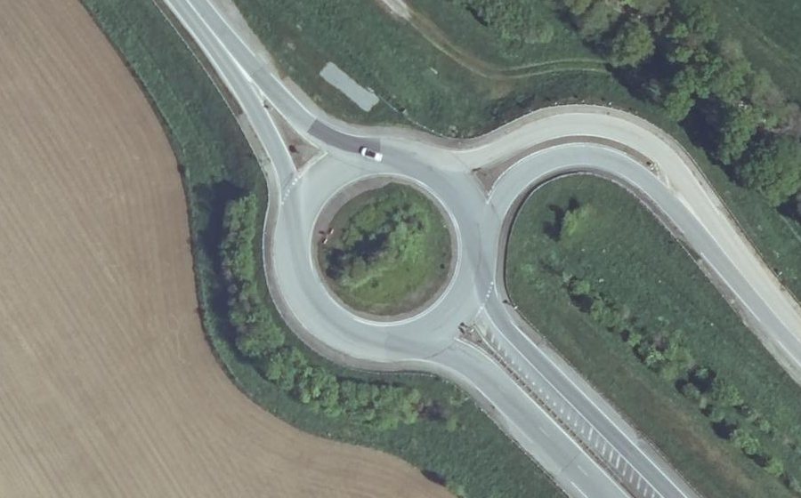 Vue aérienne du Rond-point anonyme n°136023711