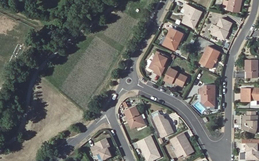 Vue aérienne du Rond-point anonyme n°136025260