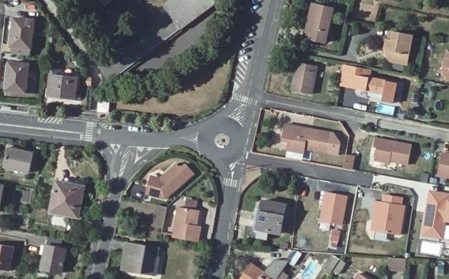 Vue aérienne du Rond-point anonyme n°136025261