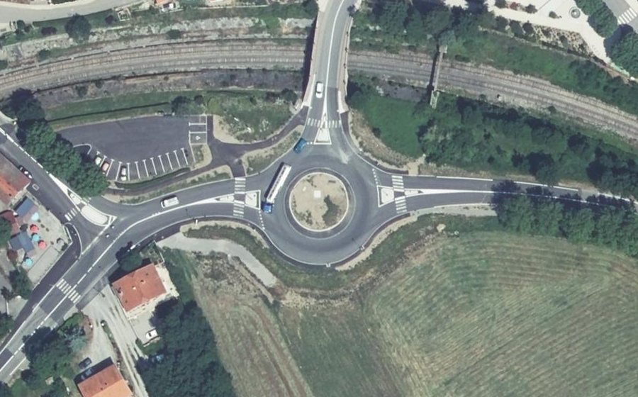 Vue aérienne du Rond-point anonyme n°1360324521