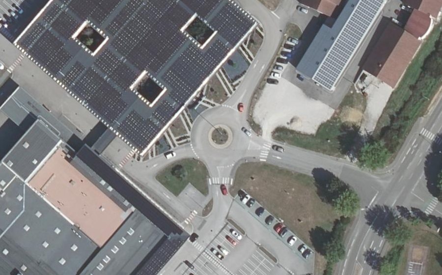 Vue aérienne du Rond-point anonyme n°1360384149