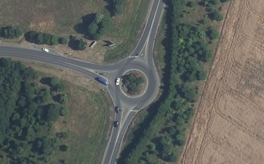 Vue aérienne du Rond-point anonyme n°136080321
