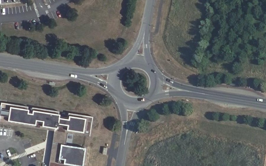 Vue aérienne du Rond-point anonyme n°136080333