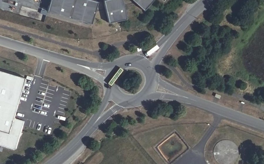 Vue aérienne du Rond-point anonyme n°136080334