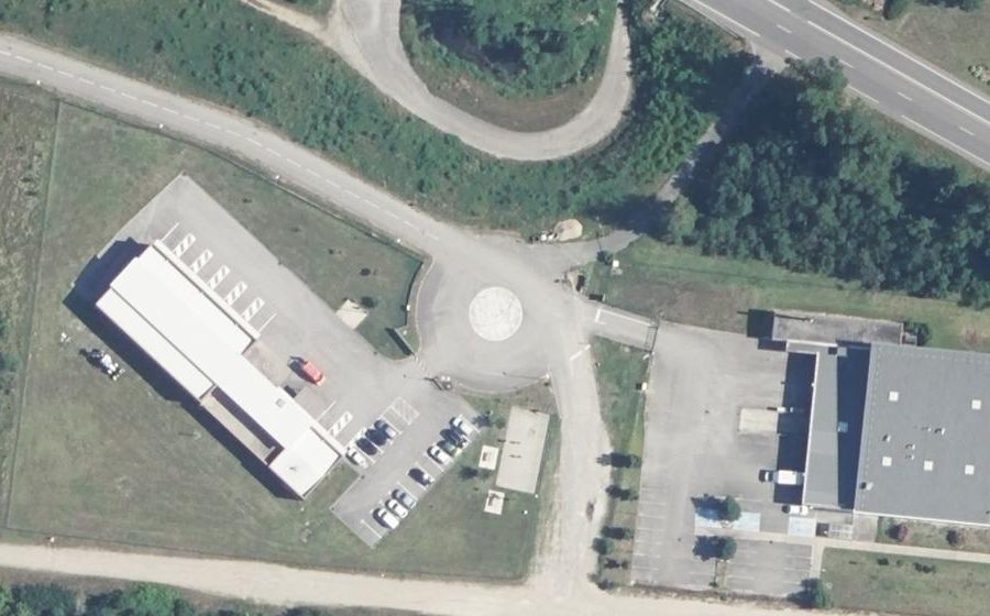 Vue aérienne du Rond-point anonyme n°136083496