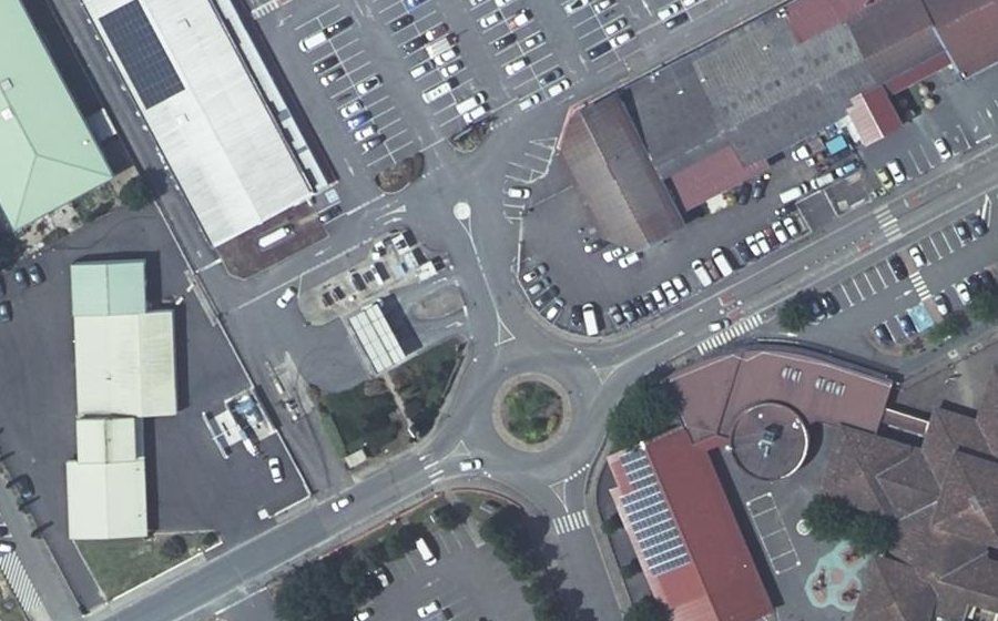 Vue aérienne du Rond-point anonyme n°136088484