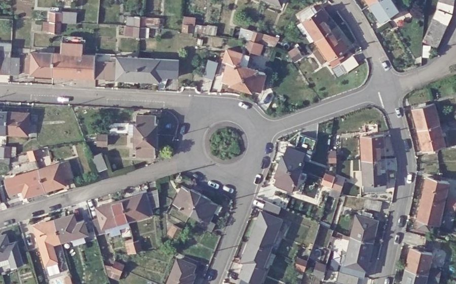 Vue aérienne du Rond-point anonyme n°136093666
