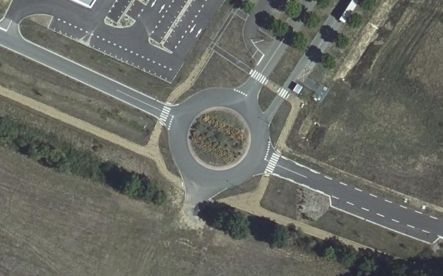 Vue aérienne du Rond-point anonyme n°136161904