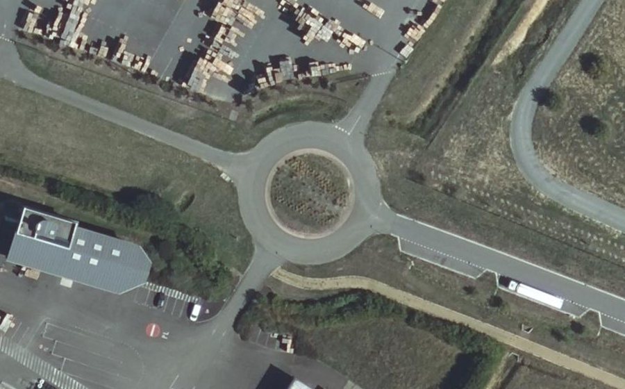 Vue aérienne du Rond-point anonyme n°136161938