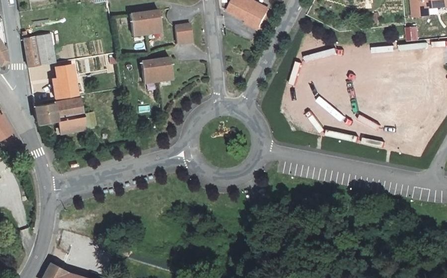 Vue aérienne du Rond-point anonyme n°136175615