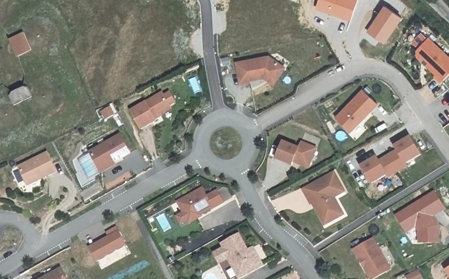 Vue aérienne du Rond-point anonyme n°136175623