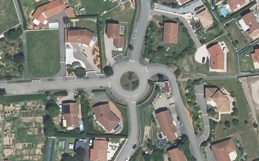 Vue aérienne du Rond-point anonyme n°136175626