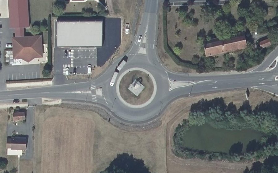 Vue aérienne du Rond-point anonyme n°136181668