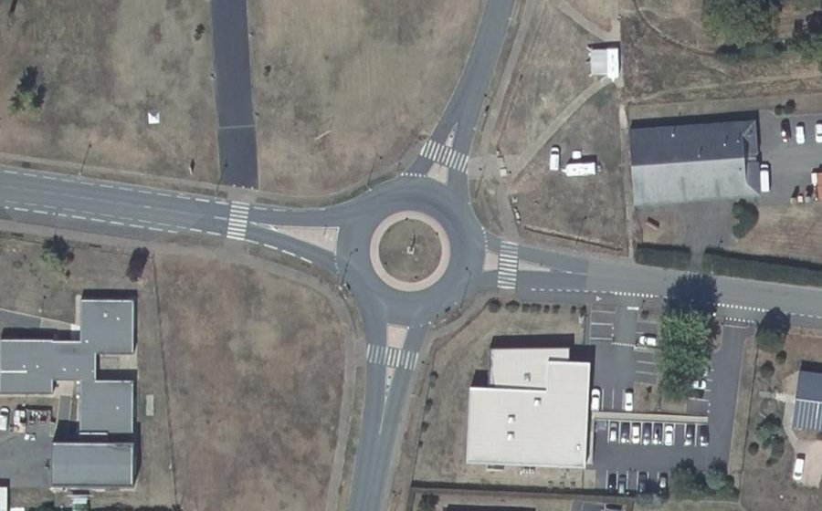 Vue aérienne du Rond-point anonyme n°136181672