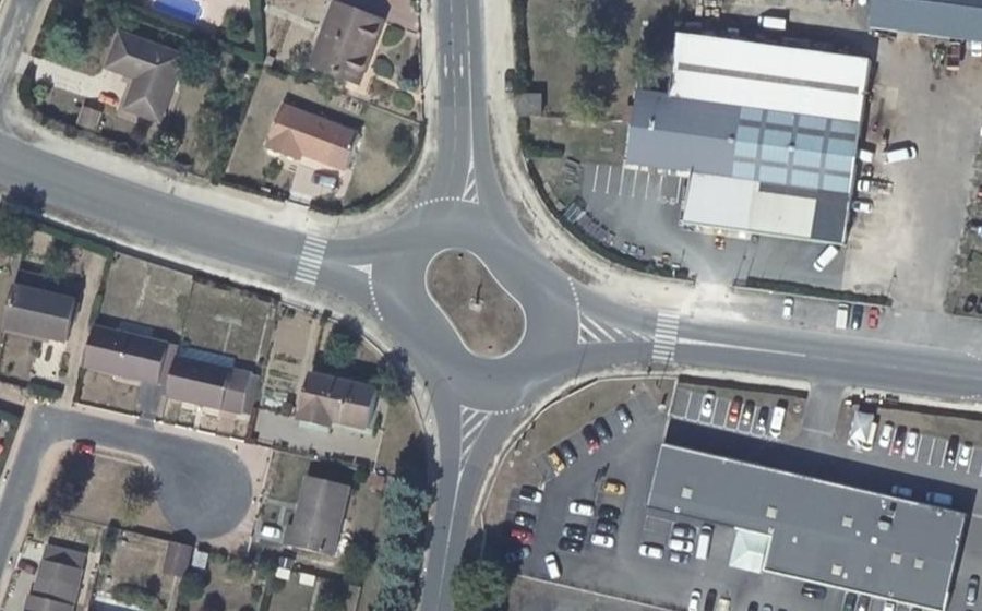 Vue aérienne du Rond-point anonyme n°136181674