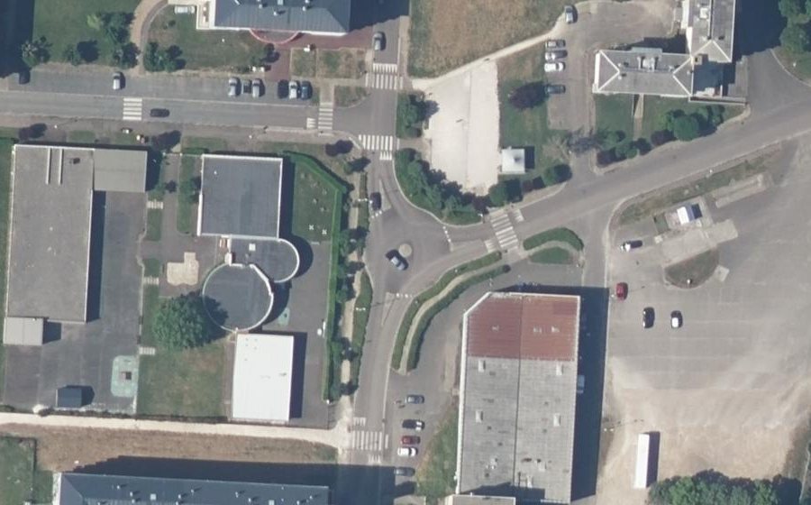 Vue aérienne du Rond-point anonyme n°136184133