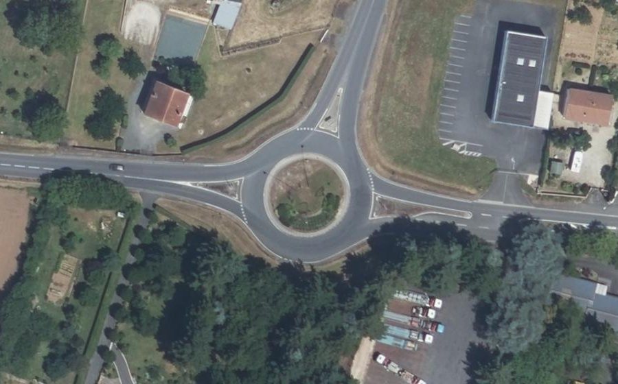 Vue aérienne du Rond-point anonyme n°136204179