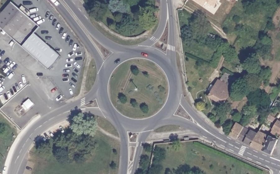 Vue aérienne du Rond-point anonyme n°136204182