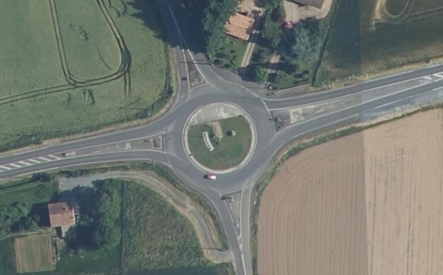 Vue aérienne du Rond-point anonyme n°136204219