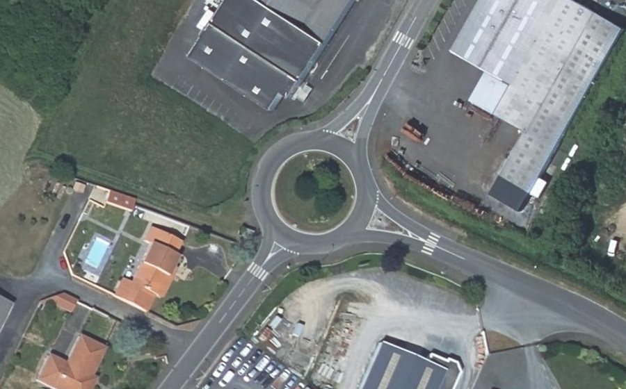 Vue aérienne du Rond-point anonyme n°136214698