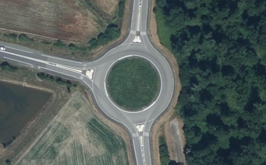 Vue aérienne du Rond-point anonyme n°136227080