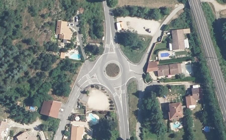 Vue aérienne du Rond-point anonyme n°136234264