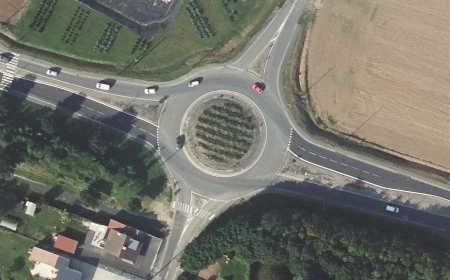 Vue aérienne du Rond-point anonyme n°136269437