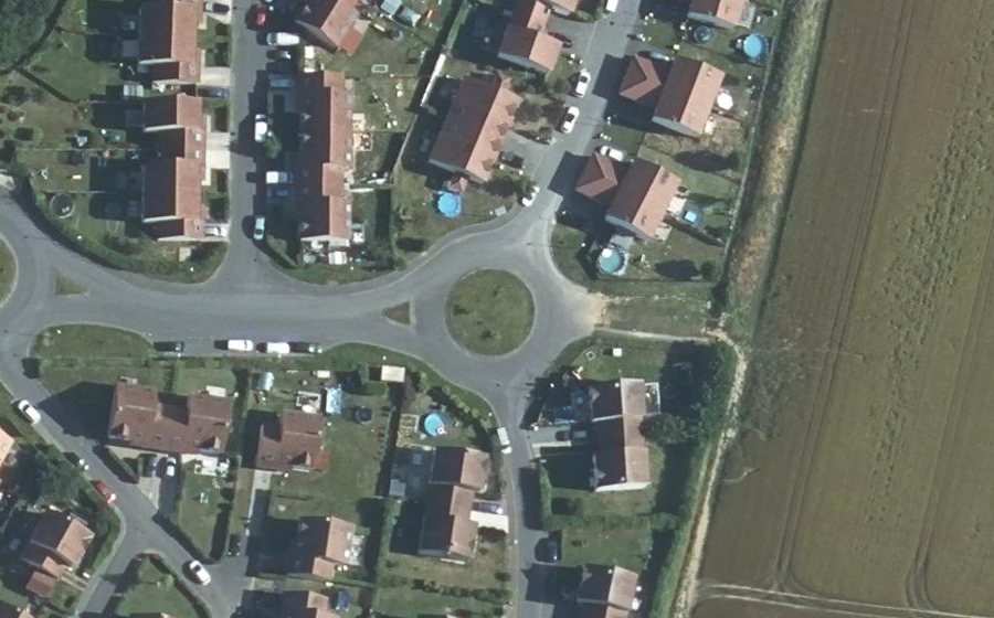 Vue aérienne du Rond-point anonyme n°136292151