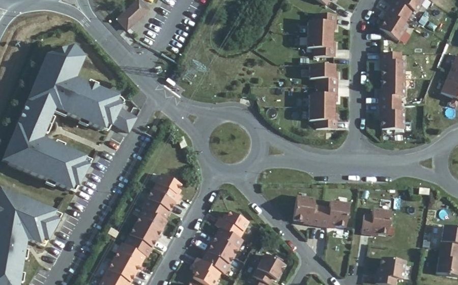 Vue aérienne du Rond-point anonyme n°136292154
