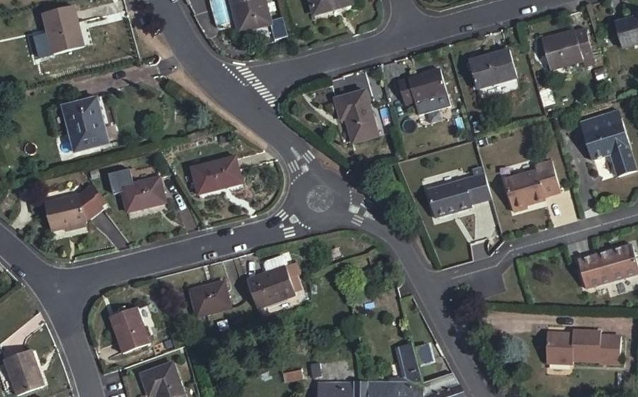 Vue aérienne du Rond-point anonyme n°1363030172