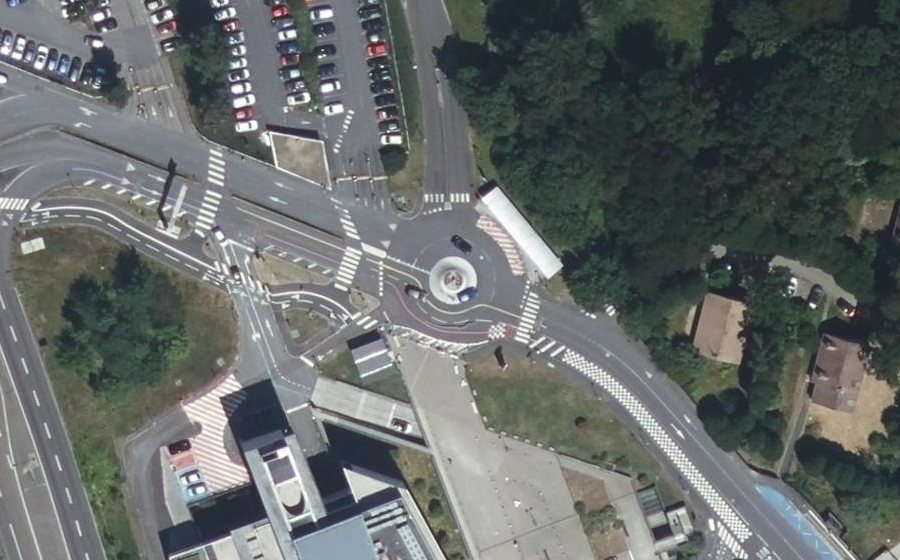 Vue aérienne du Rond-point anonyme n°136353468