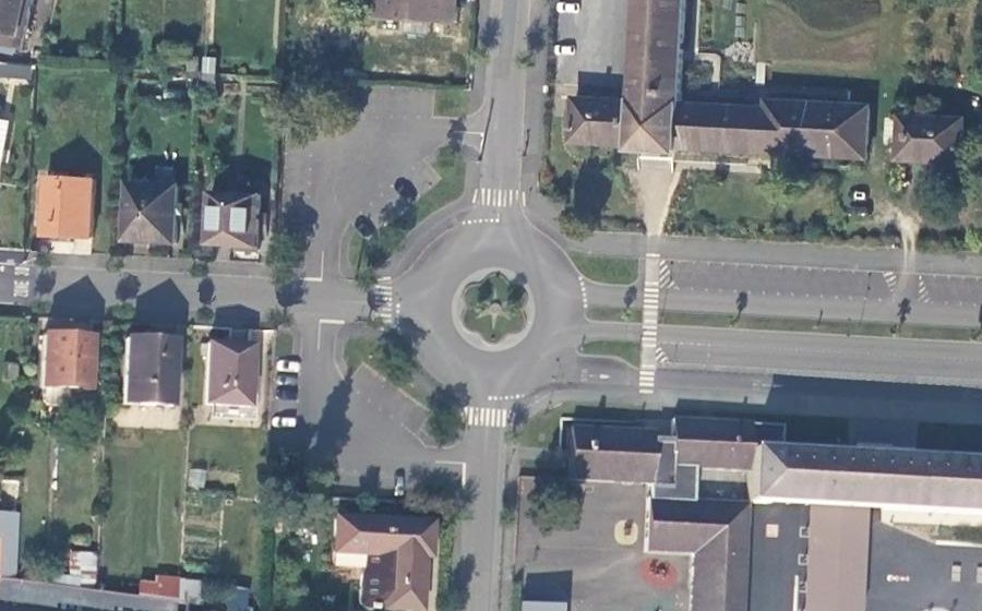 Vue aérienne du Rond-point anonyme n°136396174