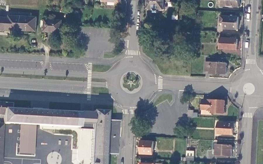 Vue aérienne du Rond-point anonyme n°136409301