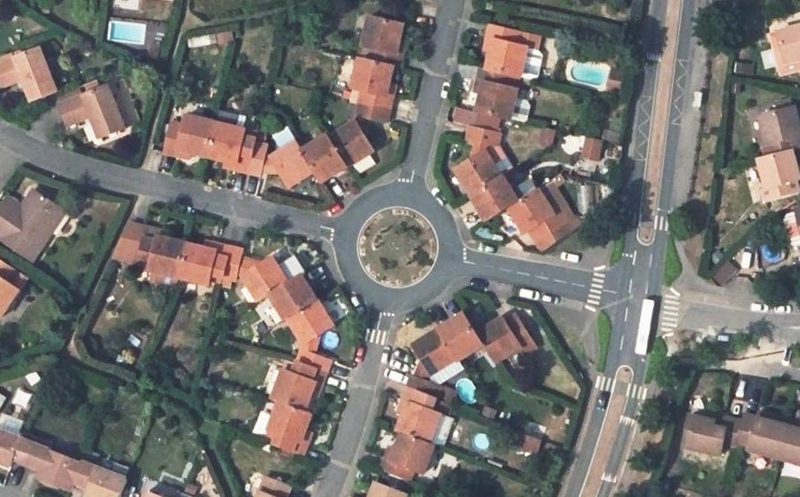 Vue aérienne du Rond-point anonyme n°136430118