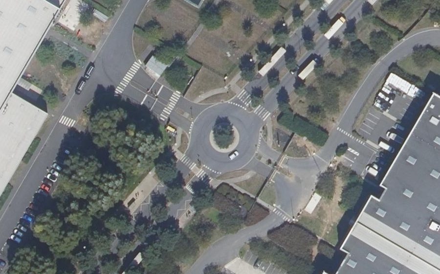 Vue aérienne du Rond-point anonyme n°136438831