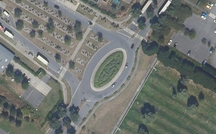 Vue aérienne du Rond-point anonyme n°136438832