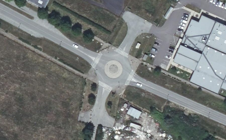 Vue aérienne du Rond-point anonyme n°136447243